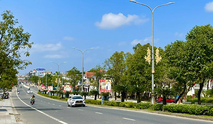 Diện mạo đô thị dọc tuyến Quốc lộ 1A qua phường Hương Thủy ngày càng khang trang, hiện đại với hệ thống chiếu sáng, cây xanh và camera giám sát.
