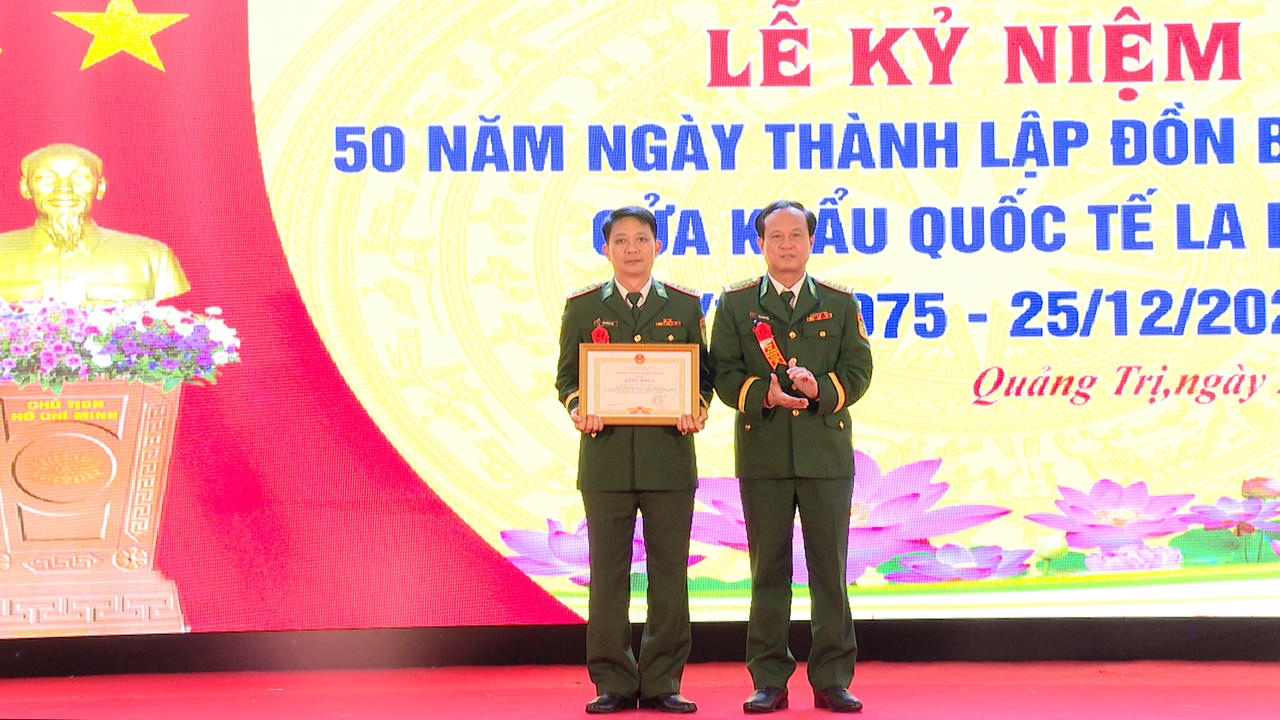 Đại tá Đinh Xuân Hùng, Chính ủy Ban Chỉ huy Bộ đội Biên phòng tỉnh trao bằng khen của UBND tỉnh cho tập thể, cán bộ chiến sĩ Đồn Biên phòng Cửa khẩu quốc tế La Lay.