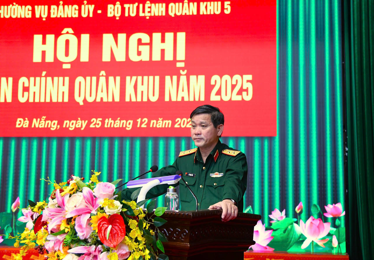 Trung tướng Lê Ngọc Hải, Tư lệnh Quân khu 5 phát biểu chỉ đạo hội nghị.