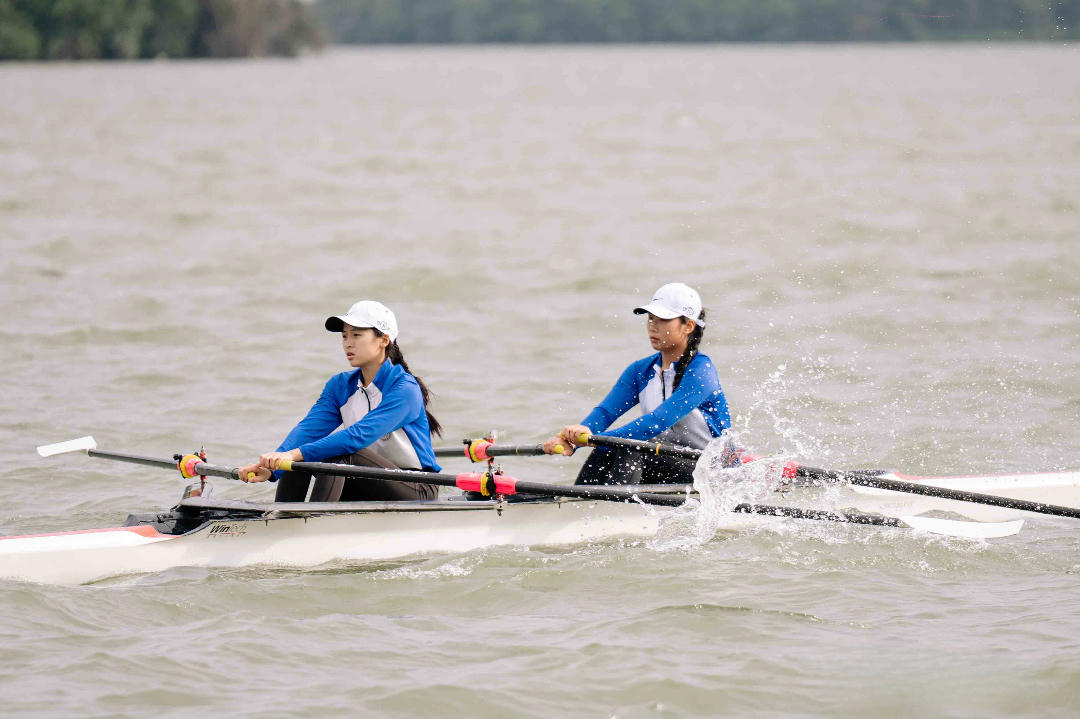 Các vận động viên thi đấu ngay sau phần lễ khai mạc. (Ảnh: Hoa Hiên)