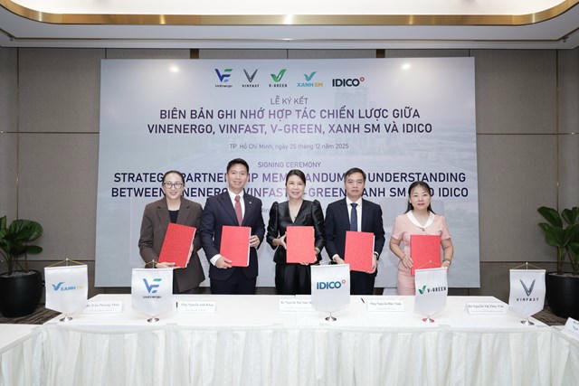 Đại diện các công ty: VinEnergo, VinFast, V-GREEN, Xanh SM trao biên bản ghi nhớ hợp tác chiến lược với Tổng Công ty IDICO