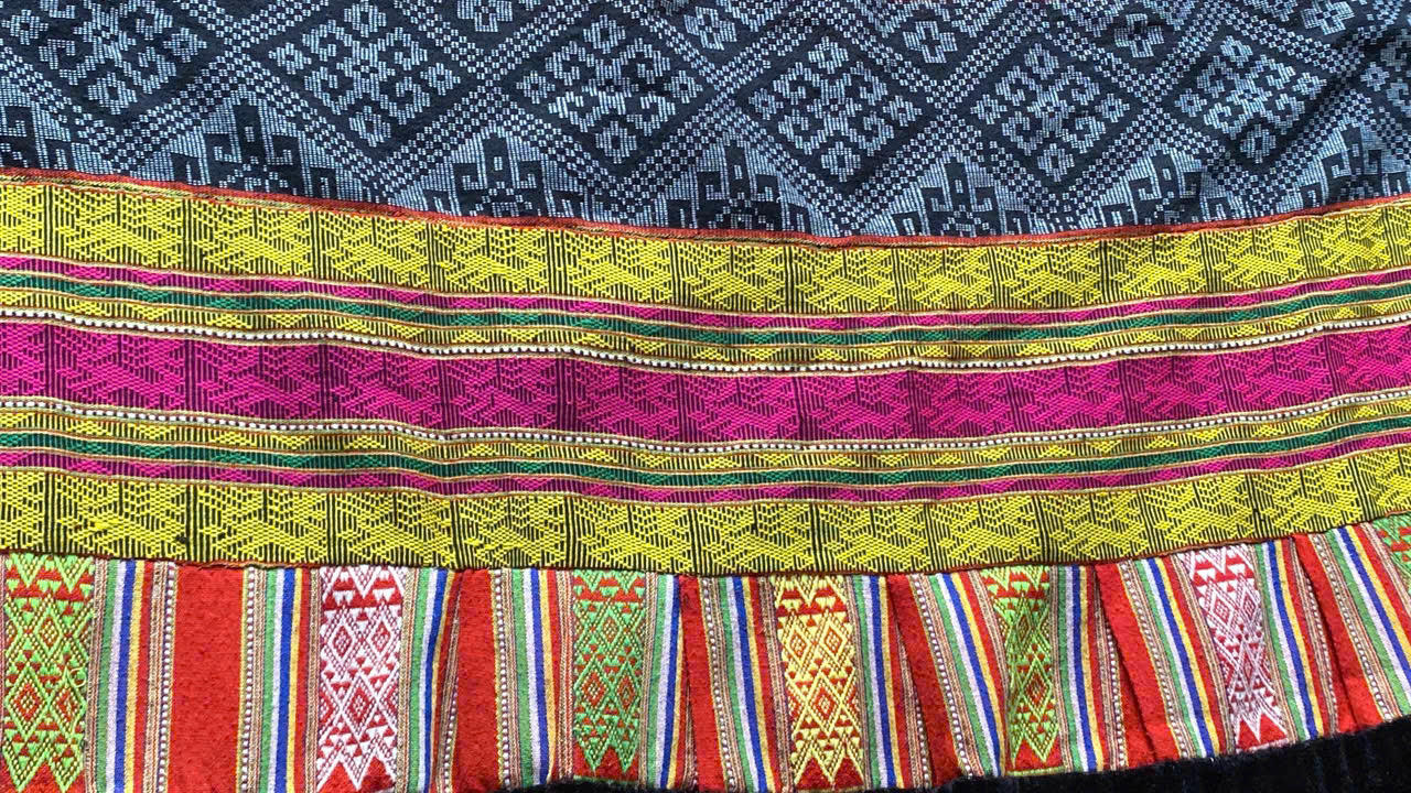 Cạp váy Mường - Vũ trụ sắc màu trong sự im lặng của đen và trắng