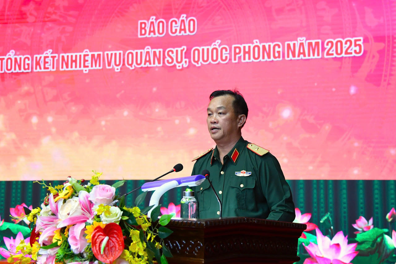 Thiếu tướng Trần Thanh Hải, Phó Tư lệnh Quân khu 5 báo cáo tổng kết nhiệm vụ Quân sự, quốc phòng năm 2025. 