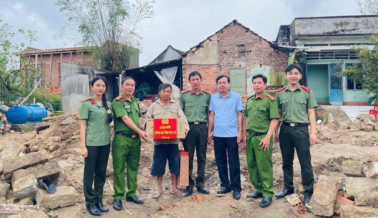 Đại diện Phòng Kỹ thuật nghiệp vụ và Ngoại tuyến cùng nhà tài trợ trao tận tay kinh phí hỗ trợ cho các hộ dân, cụ thể hóa tinh thần “Gần dân nhất” và phong trào thi đua “Ba nhất”.