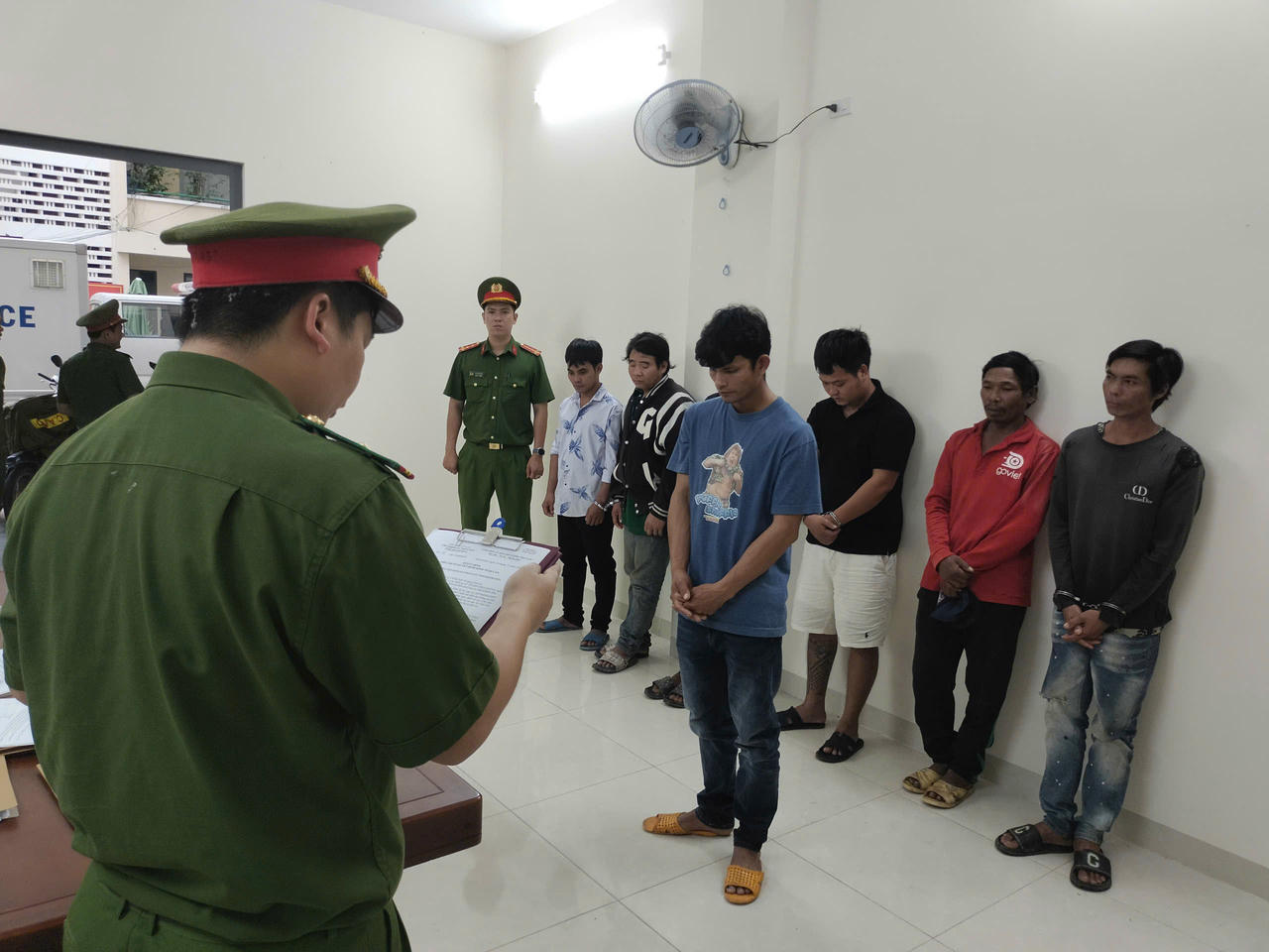 Khởi tố nhóm đối tượng trong vụ đào xác heo nhiễm dịch đưa ra thị trường tiêu thụ