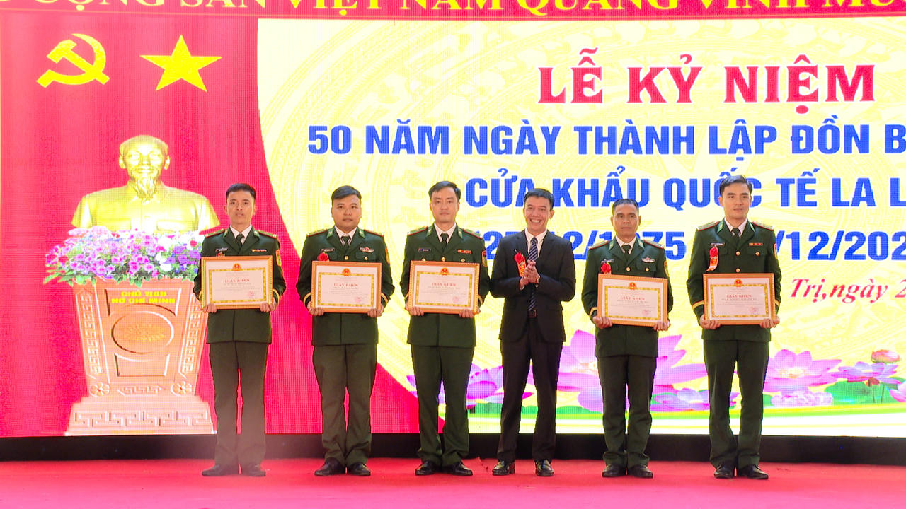 Trao giấy&nbsp; khen cho các tập thể, cá nhân có nhiều đóng góp trong công tác bảo vệ chủ quyền, an ninh biên giới quốc gia.