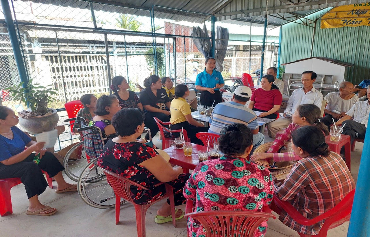 Ra quân tuyên truyền nhóm nhỏ tuyên truyền, vận động người dân tham gia BHXH, BHYT.