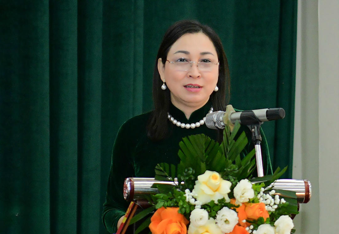 Bà Đinh Thị Lụa - Phó Bí thư Thường trực Tỉnh ủy, Bí thư Đảng ủy các cơ quan Đảng tỉnh Ninh Bình phát biểu tại hội nghị. (Ảnh: Hồng Giang)