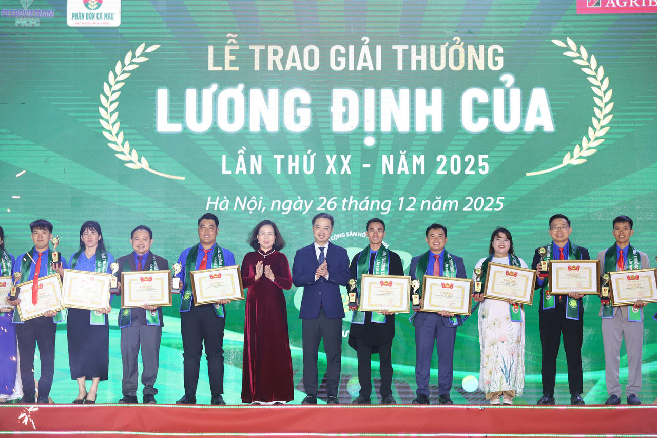 Phó Chủ tịch Ban Chấp hành Trung ương Hội Nông dân Việt Nam Bùi Thị Thơm; Bí thư Trung ương Đoàn, Chủ tịch Hội Liên hiệp Thanh niên Việt Nam Nguyễn Tường Lâm trao Giải thưởng Lương Định Của năm 2025 tặng các thanh niên