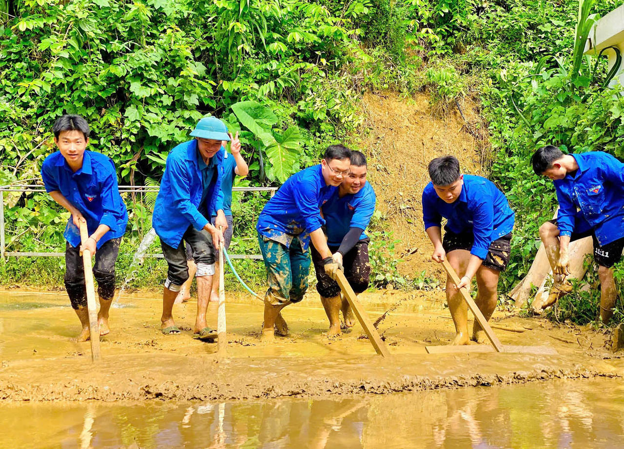 Vượt lên muôn trùng giông bão đó là tình yêu thương, đồng bào ấm áp sẻ chia, đùm bọc nhau trong khó khăn. (Nguồn: Trung ương Đoàn TNCS HCM)