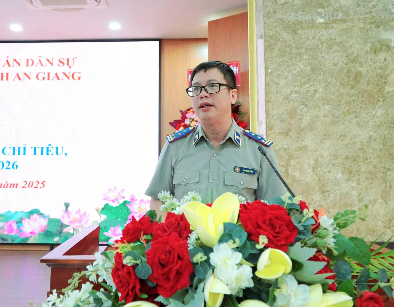 Ông Phan Huy Hiếu, đại diện Cục Quản lý THADS, Bộ Tư pháp phát biểu tại Hội nghị