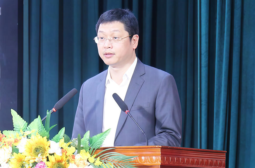 Ông Trần Huy Phương, Phó Bí thư Tỉnh ủy  phát biểu tại Hội nghị.