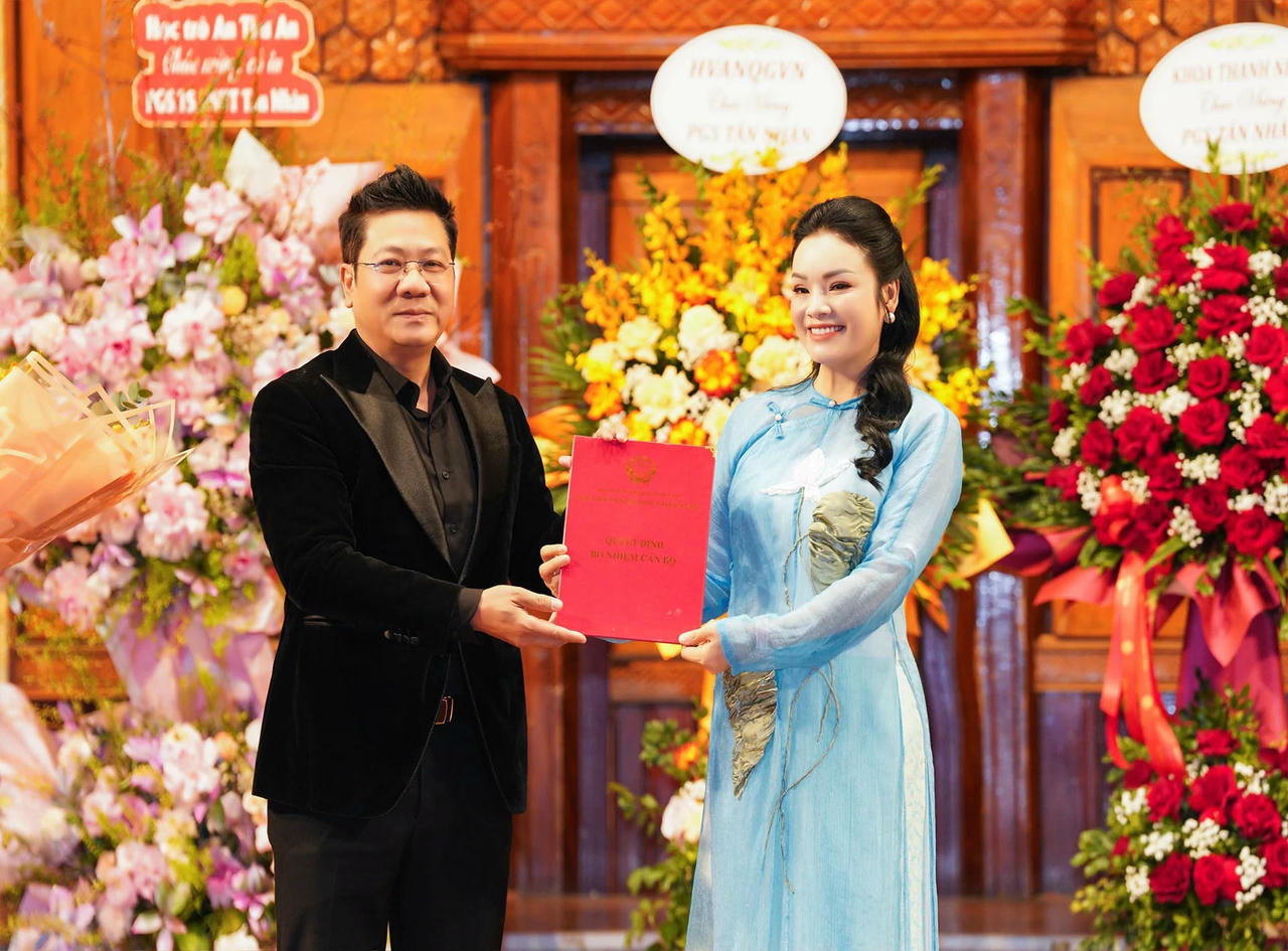 Tiến sĩ, NSND Đỗ Quốc Hưng trao Quyết định cho NSƯT Tân Nhàn (Ảnh: Bình Quách).