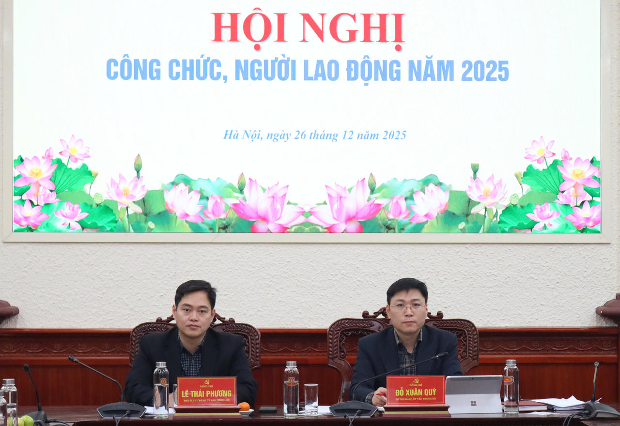 Chánh Văn phòng Bộ Đỗ Xuân Quý và Phó Chánh Văn phòng Bộ Lê Thái Phương đồng chủ trì Hội nghị công chức, người lao động năm 2025.