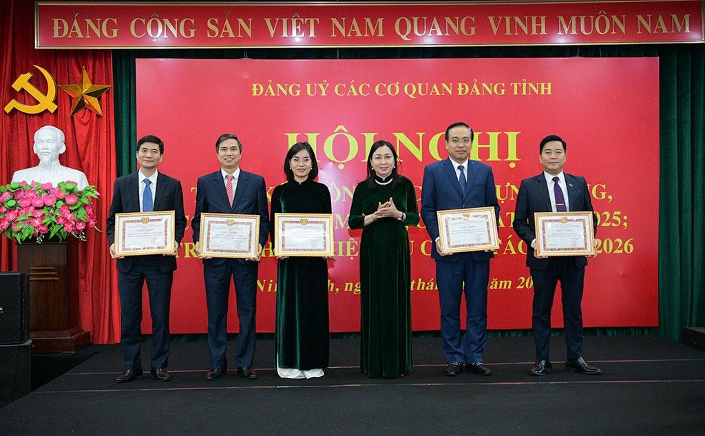 Bà&nbsp;Đinh Thị Lụa - Phó Bí thư Thường trực Tỉnh ủy, Bí thư Đảng ủy các cơ quan Đảng tỉnh Ninh Bình trao tặng Giấy khen cho tổ chức cơ sở đảng hoàn thành xuất sắc nhiệm vụ tiêu biểu năm 2025. (Ảnh: Hồng Giang)