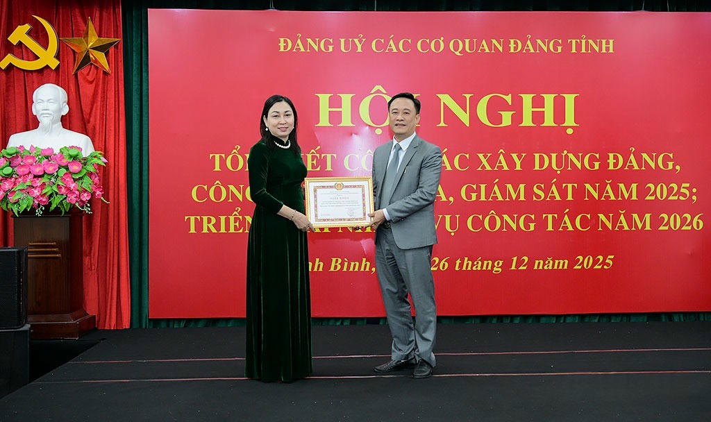 Bà Đinh Thị Lụa - Phó Bí thư Thường trực Tỉnh ủy, Bí thư Đảng ủy các cơ quan Đảng tỉnh Ninh Bình trao tặng Giấy khen cho Chi bộ Phòng Tổ chức cán bộ thuộc Đảng bộ Viện Kiểm sát nhân dân tỉnh hoàn thành xuất sắc nhiệm vụ tiêu biểu 5 năm liền. (Ảnh: Hồng Giang)