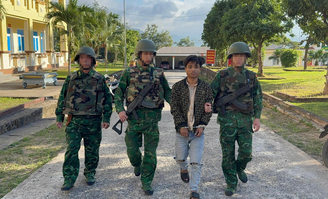 Bộ đội Biên phòng tỉnh Quảng Trị áp giải đối tượng vận chuyển trái phép chất ma túy bị bắt giữ tại khu vực biên giới Lao Bảo.