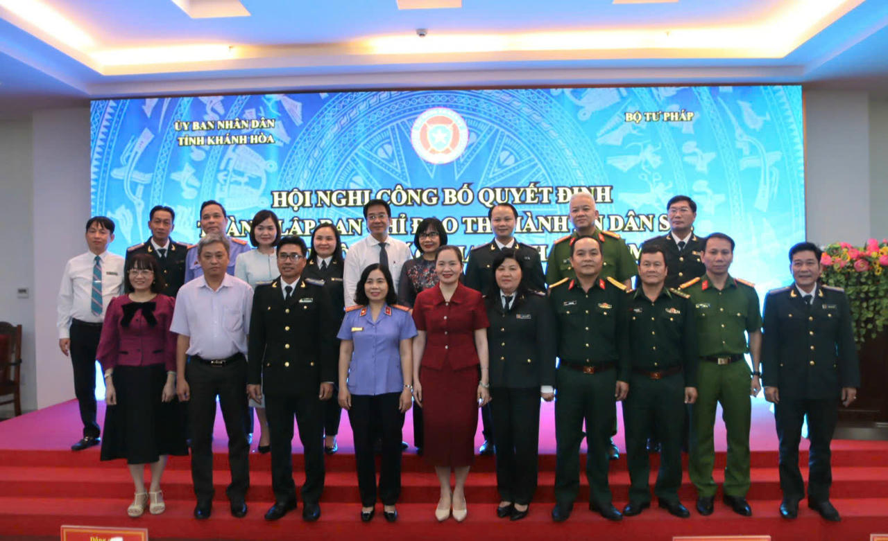 Thứ trưởng Bộ Tư pháp Đặng Hoàng Oanh cùng lãnh đạo các cơ quan, đơn vị chụp ảnh lưu niệm tại Hội nghị.