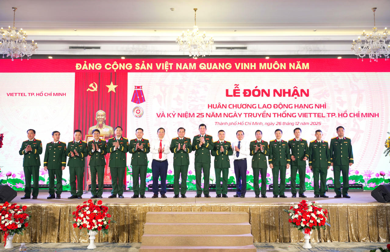 Viettel TP HCM đón nhận Huân chương Lao động hạng Nhì 