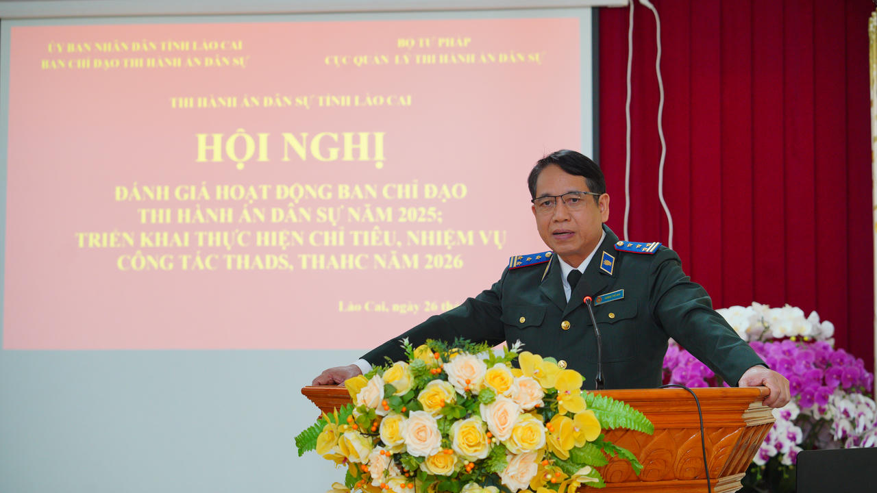 Trưởng Ban Nghiệp Vụ THAHC và Thừa phát lại Cục Quản lý THADS phân tích về những kết quả và phương hướng của THADS Lào Cai. Ảnh: Đức Mạnh.