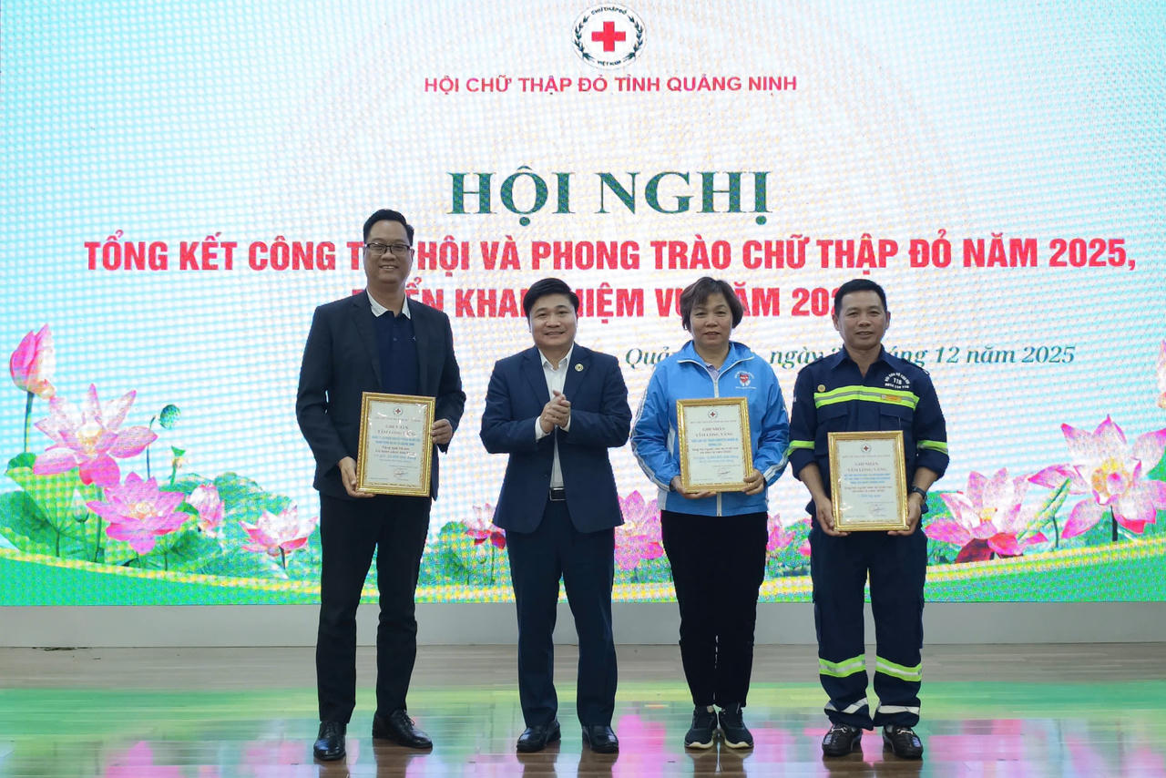 Khen thưởng, ghi nhận, tri ân các tập thể, cá nhân có nhiều đóng góp trong công tác vận động, ủng hộ đồng bào bị thiệt hại do bão lũ năm 2025 theo lời kêu gọi của Hội Chữ thập đỏ tỉnh.