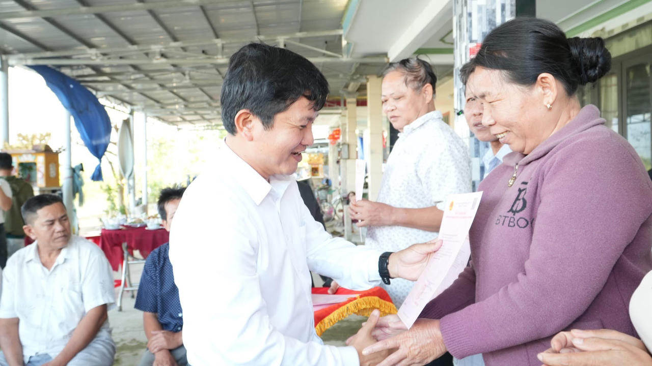 Người dân khu TĐC Vụng Than (TP Huế) được cấp giấy chứng nhận quyền sử dụng đất sau gần 2 thập kỷ chờ đợi