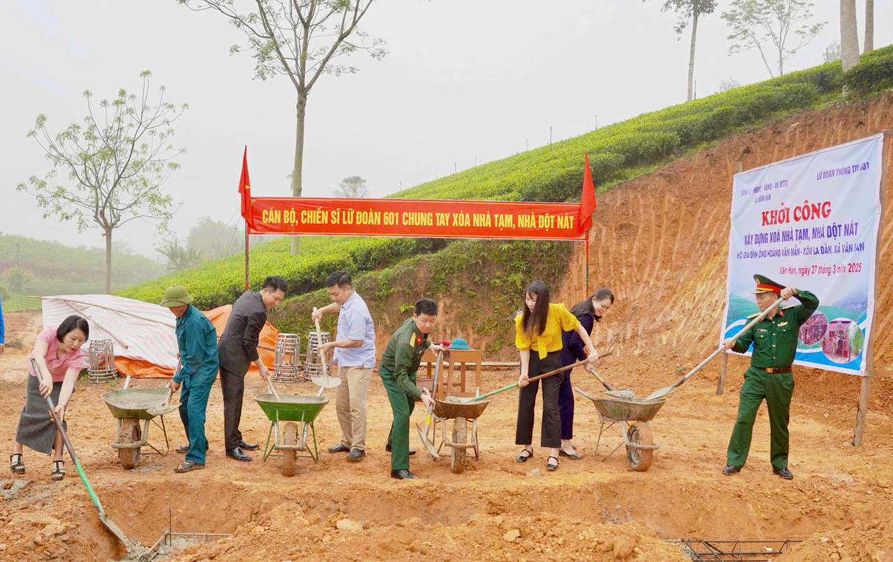 Cả xã hội chung tay xóa nhà tạm, nhà dột nát, trao mái ấm cho đồng bào. (Nguồn: VGP)