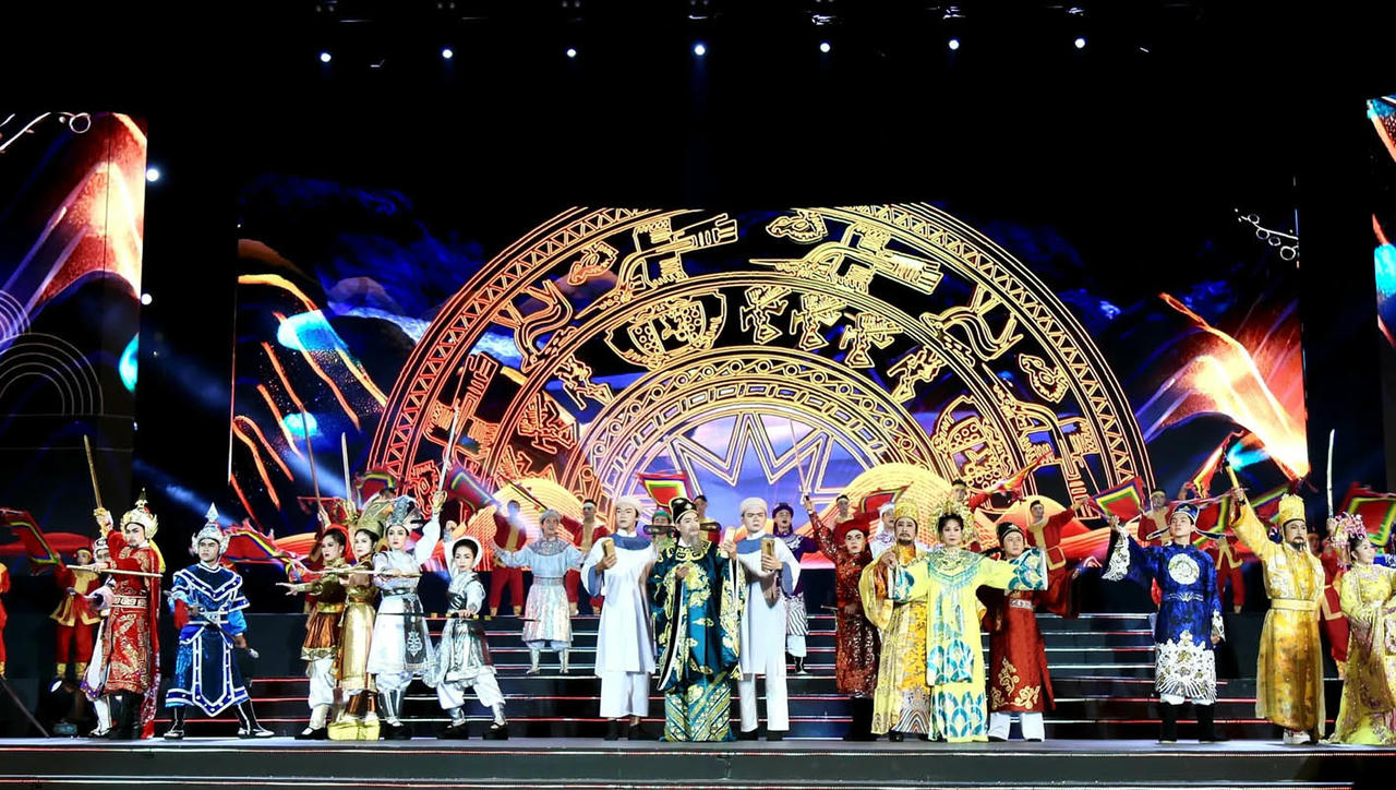 &nbsp;Tiết mục nhạc múa Hiển vinh Lạc Hồng trong Concert Việt Nam khát vọng hùng cường. (Ảnh: Dũng Phương)