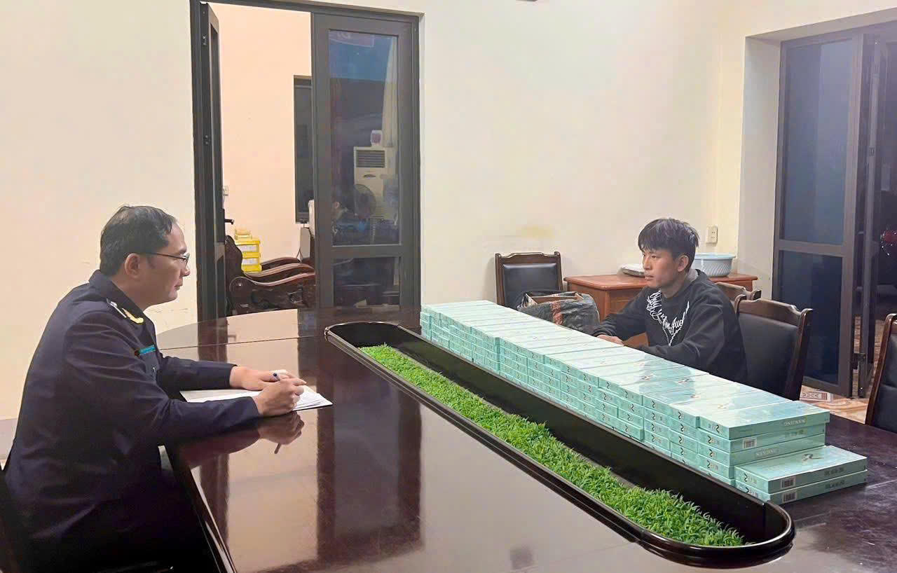 Hải quan Khu vực VII - Lào Cai: Bắt giữ đối tượng vận chuyển trái phép hơn 900 bao thuốc lá nhập lậu