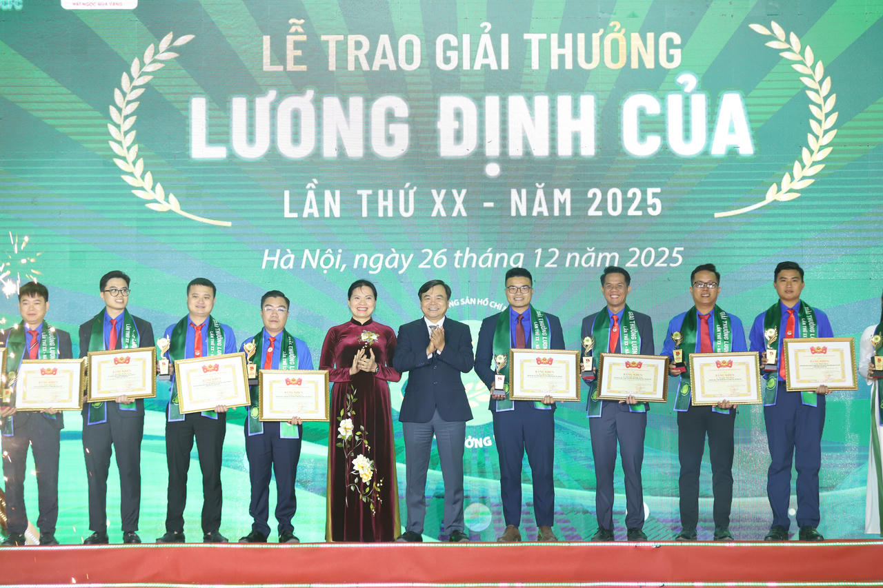 Phó Chủ tịch Ủy ban Trung ương Mặt trận Tổ quốc Việt Nam Hà Thị Nga, Thứ trưởng Bộ Nông nghiệp và Môi trường Nguyễn Hoàng Hiệp trao Giải thưởng Lương Định Của năm 2025 tặng các thanh niên