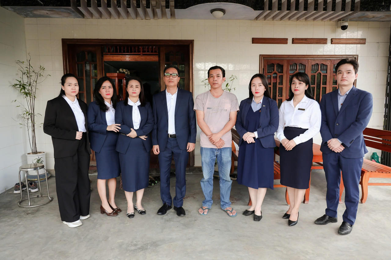 Đại diện Bảo hiểm nhân thọ MB Life chia sẻ nỗi đau mất người thân của khách hàng Trần Văn Thiện (giữa) trong đợt lũ dữ vừa qua.