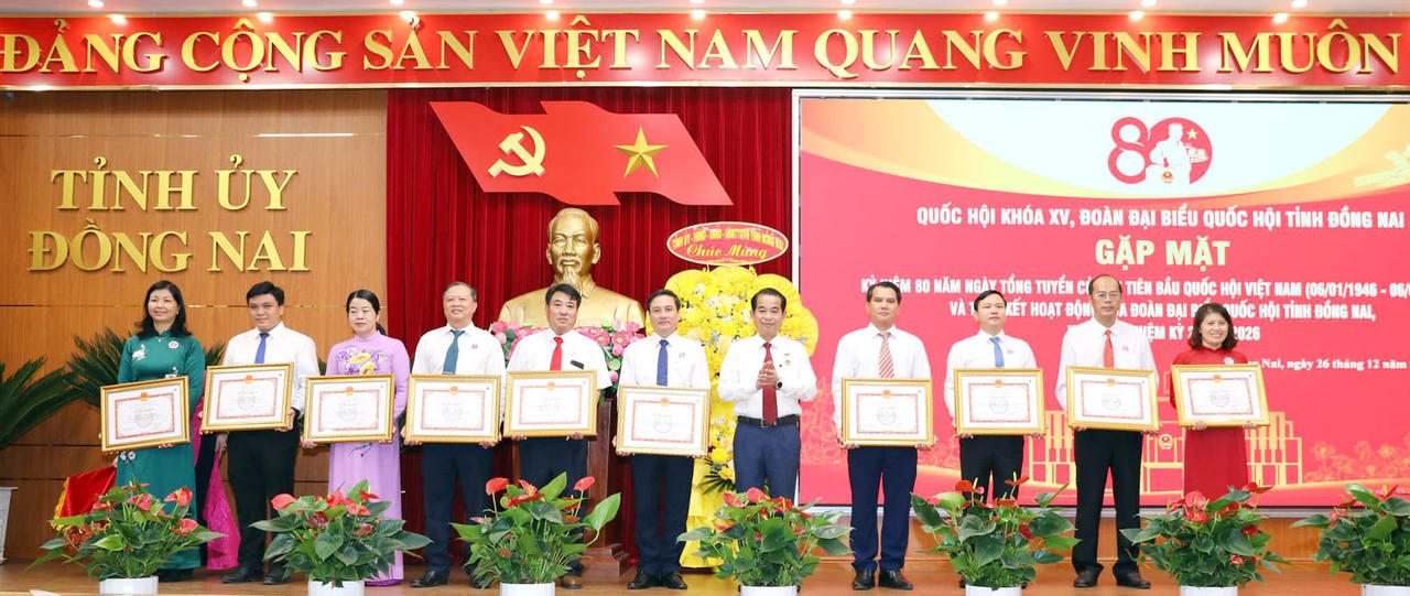 Ông Thái Bảo, Phó Bí thư Tỉnh ủy, Trưởng ban Tổ chức Tỉnh ủy Đồng Nai trao Bằng khen cho các cá nhân. (Ảnh: BĐN)