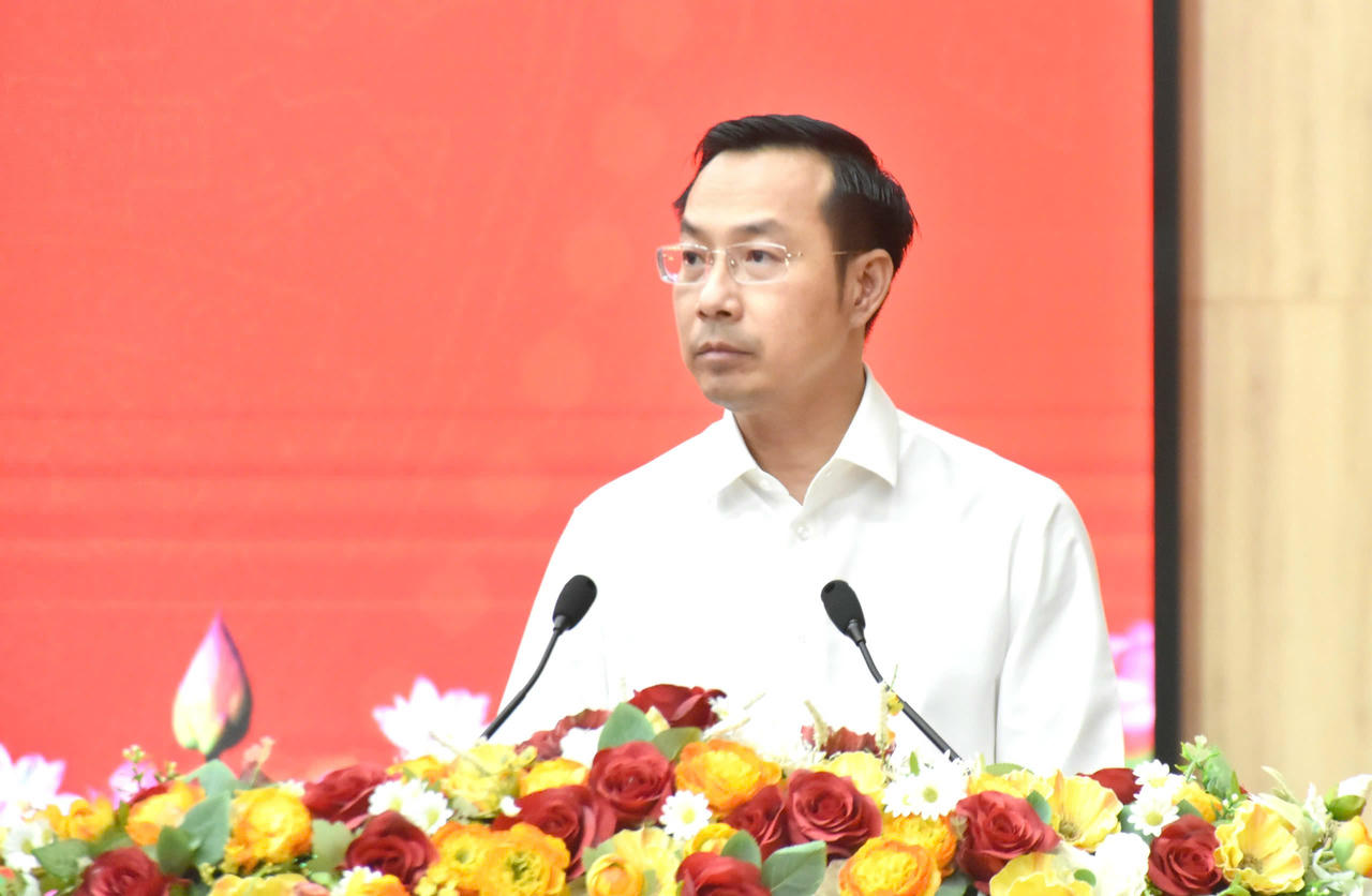 Phó Bí thư Thường trực Tỉnh ủy, Chủ tịch HĐND tỉnh An Giang Nguyễn Thanh Nhàn báo cáo tại hội nghị. (Ảnh: Nam Khôi)