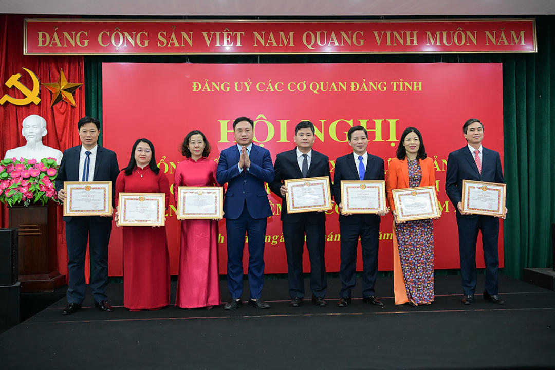 Ông&nbsp;Hoàng Nguyên Dự - Ủy viên Ban Thường vụ Tỉnh ủy, Phó Bí thư Thường trực Đảng ủy các cơ quan Đảng tỉnh Ninh Bình trao tặng Giấy khen cho các đảng viên hoàn thành xuất sắc nhiệm vụ tiêu biểu 5 năm liền. (Ảnh: Hồng Giang)