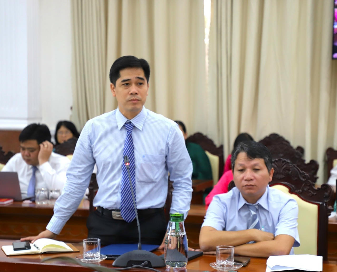 Bí thư Chi bộ Hành chính công - Tin học, Giám đốc Trung tâm Công báo - Tin học Nguyễn Văn Vinh phát biểu tại Hội nghị.