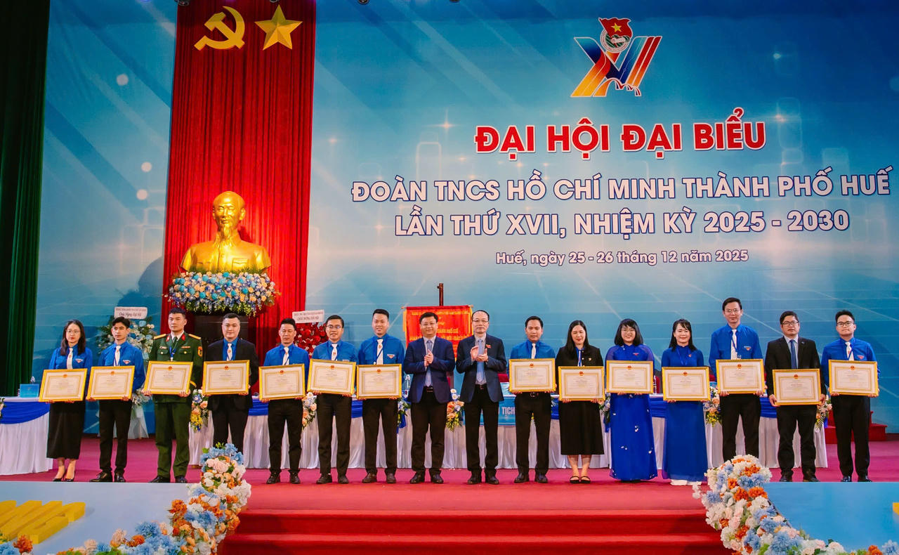 Trrao tặng Bằng khen của Chủ tịch UBND cho 10 tập thể và 14 cá nhân đã có thành tích xuất sắc trong Đoàn và phong trào thanh thiếu nhi giai đoạn 2022 - 2025.

