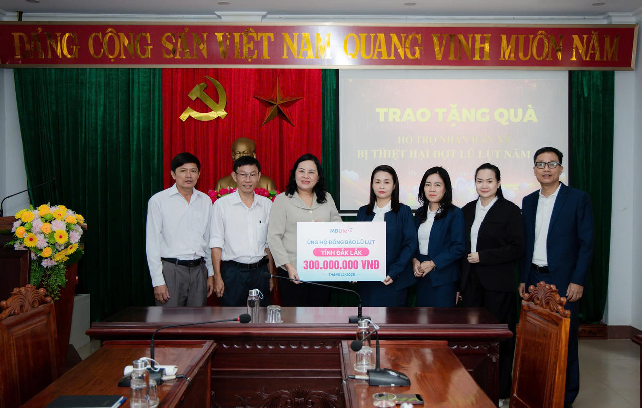 Đại diện MB Life ủng hộ 300 triệu đồng đến người dân tỉnh Đắk Lắk bị ảnh hưởng do mưa lũ.