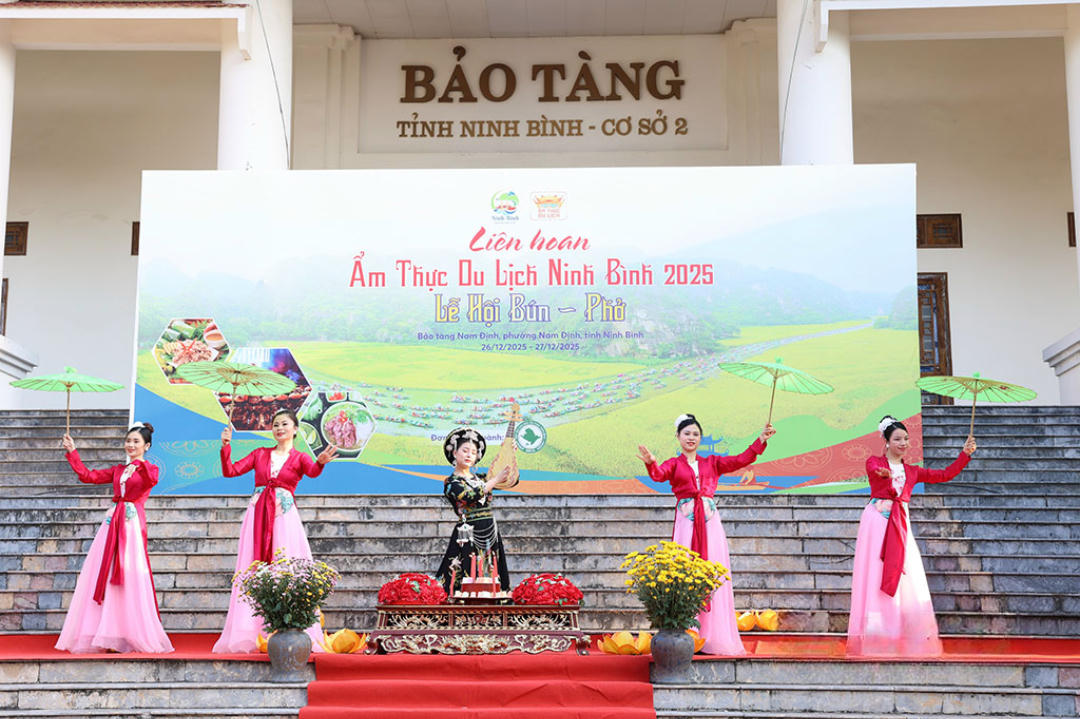 Tiết mục văn nghệ chào mừng. (Ảnh: Viết Dư)