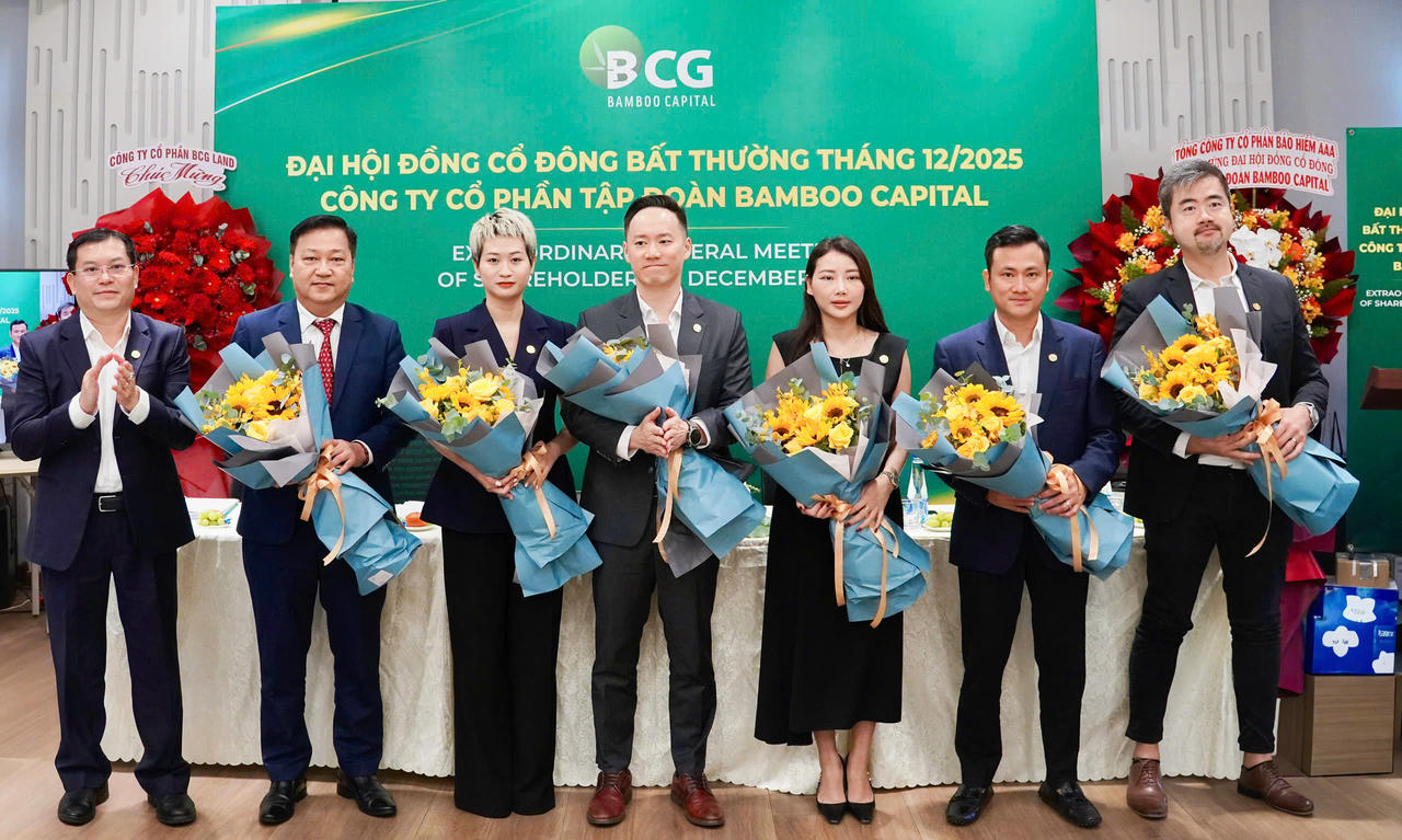 Từ trái qua: ông Đồng Hải Hà, ông Võ Văn Dũng, bà Thái Hồng Ngọc, ông Tan Bo Quan, Andy, bà Phạm Thị Thảo, ông Nguyễn Trung Kiên, ông Ng Wee Siong, Leonard.&nbsp;