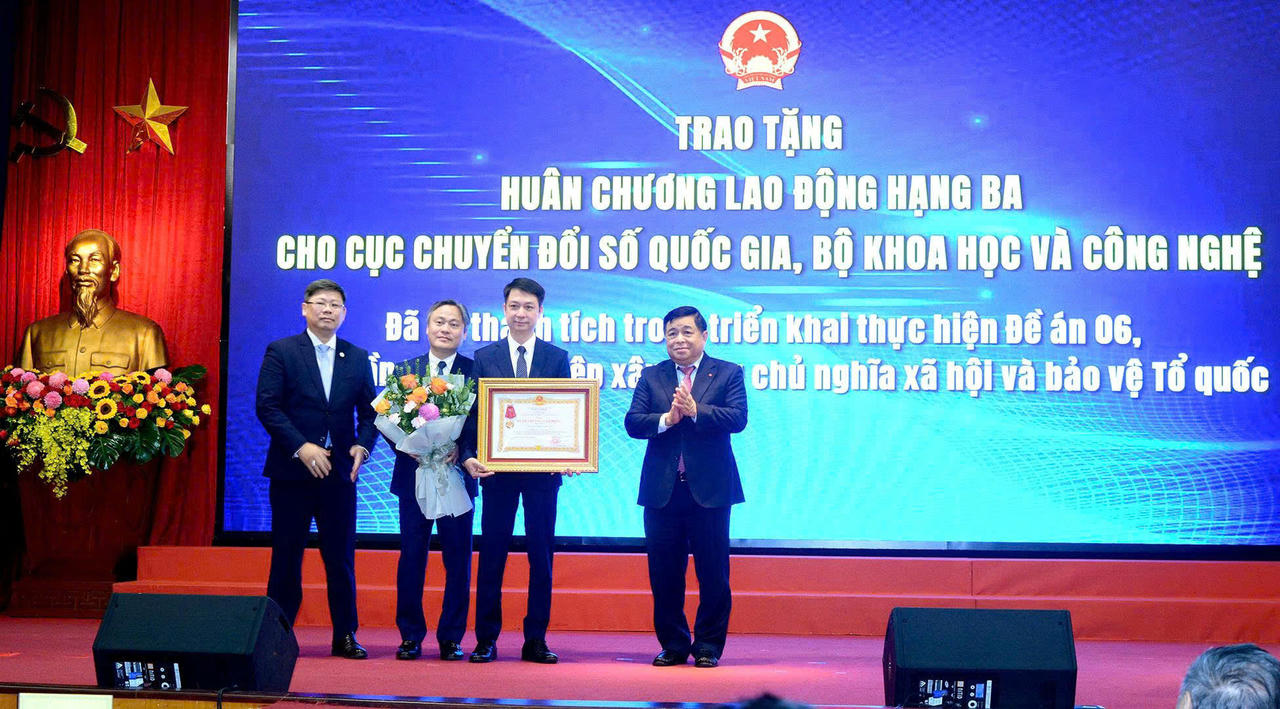 Phó Thủ tưởng Nguyễn Chí Dũng trao Huân chương Lao động hạng Ba cho Cục Chuyển đổi số