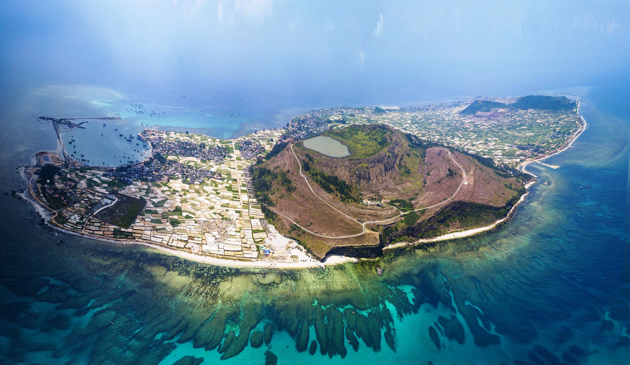 Đảo Lý Sơn&nbsp;được ví như “bảo tàng thiên nhiên” giữa đại dương.