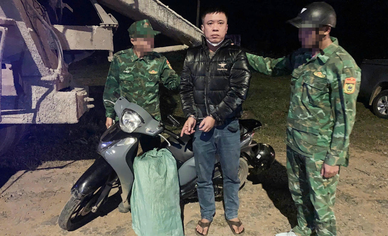 Đối tượng Hoàng Đình Linh Phong và tang vật 14 kg pháo hoa nổ.