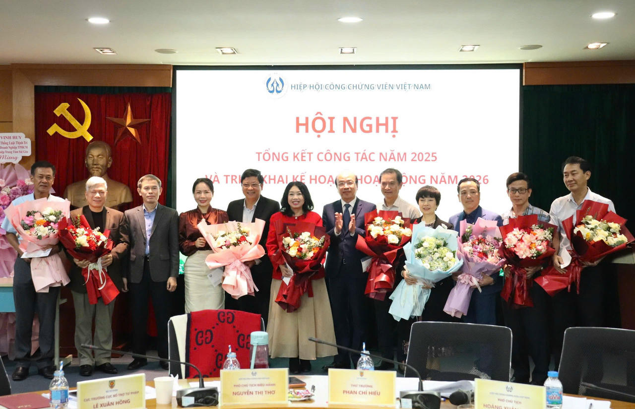 Thứ trưởng Phan Chí Hiếu; Cục trưởng Cục Bổ trợ tư pháp Lê Xuân Hồng tặng hoa tri ân các nguyên Ủy viên Ban Thường vụ nhiệm kỳ I, II.