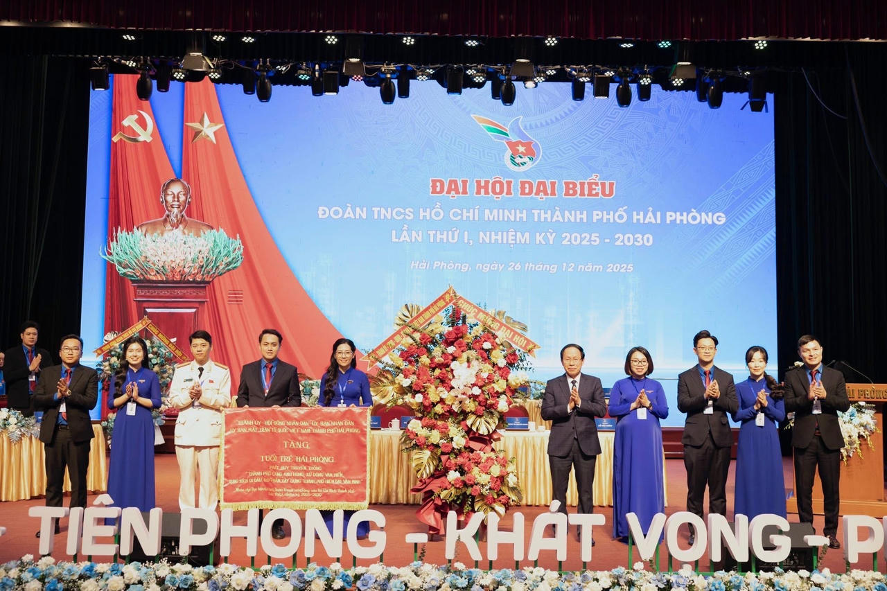 Bí thư Thành uỷ Hải Phòng Lê Tiến Châu tặng hoa và bức trướng chúc mừng đại hội.