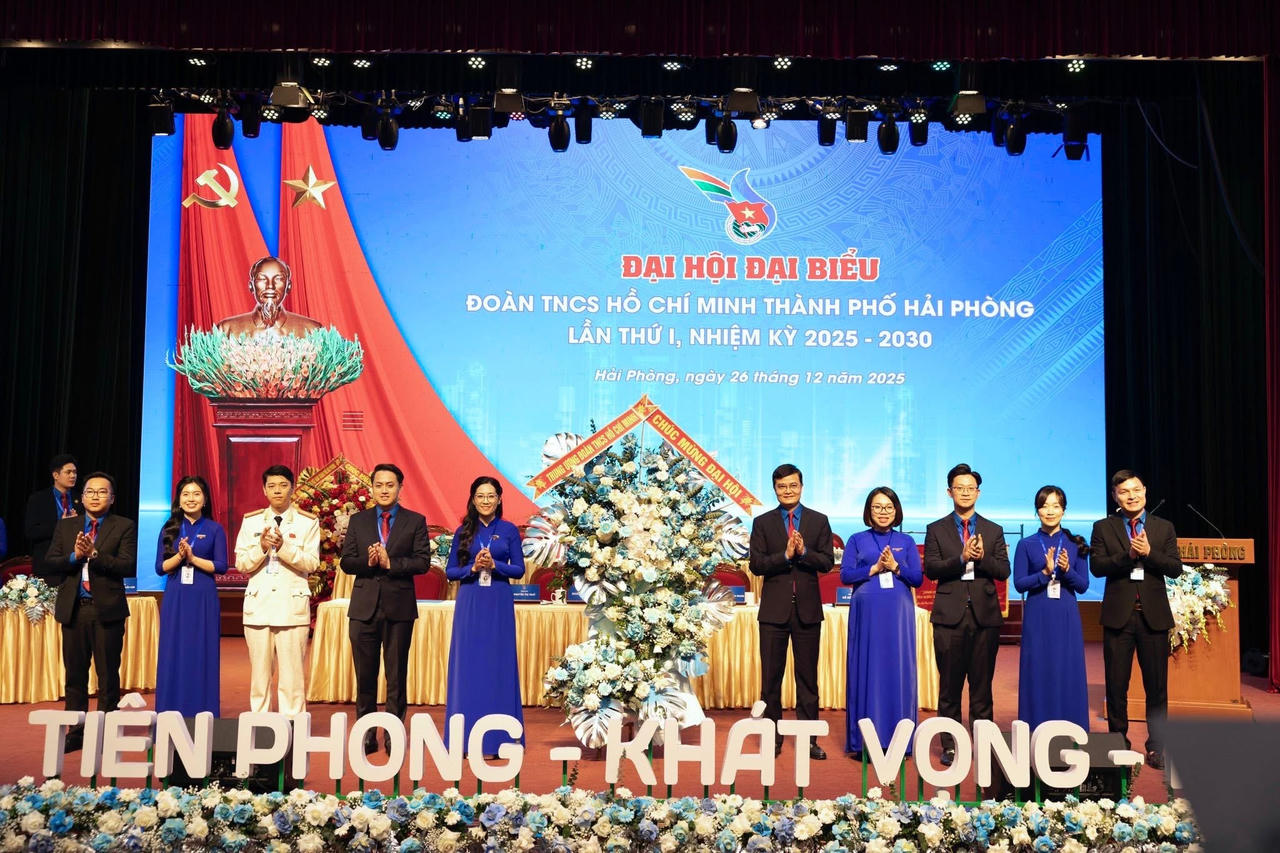 Bí thư thứ nhất BCH Trung ương Đoàn Bùi Quang Huy tặng hoa chúc mừng Đại hội.