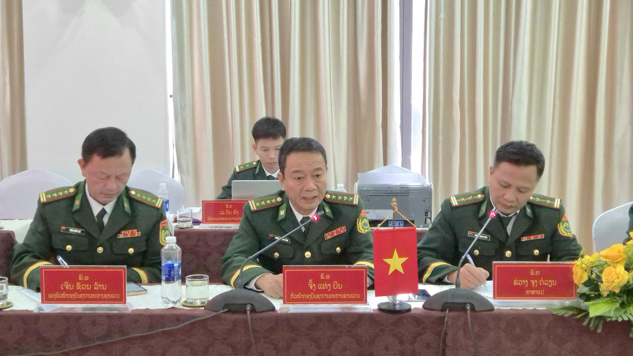 Đại tá Trịnh Thanh Bình (người ở giữa), Chỉ huy trưởng Ban Chỉ huy Bộ đội Biên phòng tỉnh Quảng trị phát biểu tại buổi Hội đàm.