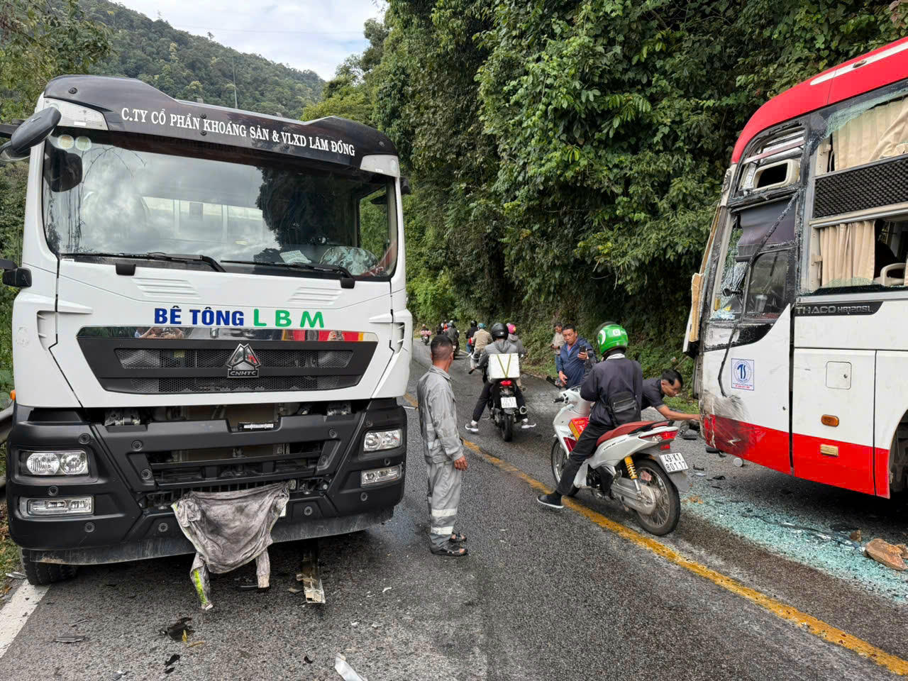 Thót tim hai phụ nữ nhảy qua 'cửa tử' khi va chạm với xe đầu kéo mất phanh