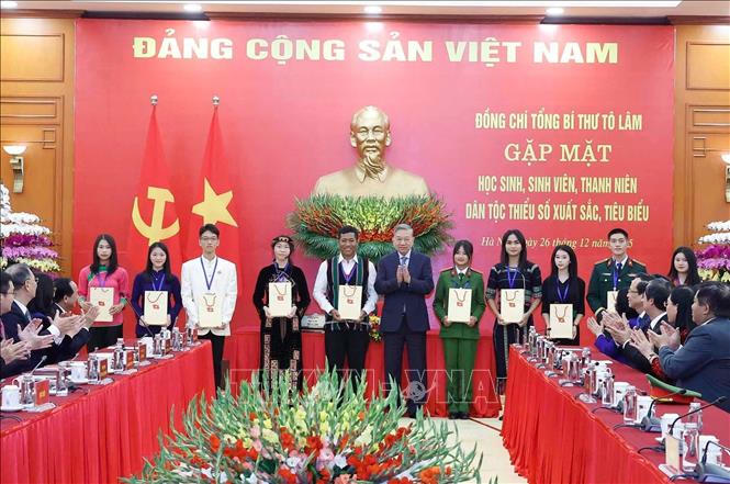 Tổng Bí thư Tô Lâm tặng quà học sinh, sinh viên, thanh niên dân tộc thiểu số xuất sắc, tiêu biểu. Ảnh: Thống Nhất/TTXVN