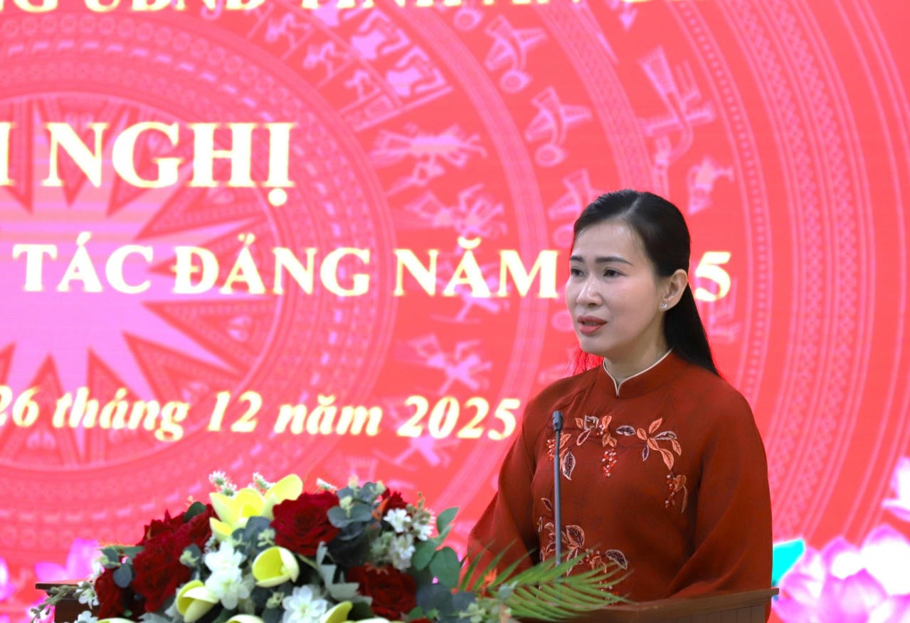 Phó Bí thư Đảng ủy, Chủ nhiệm Ủy ban kiểm tra, Phó Chánh Văn phòng UBND tỉnh An Giang Thái Thị Duy Quyên báo cáo công tác Đảng năm 2025