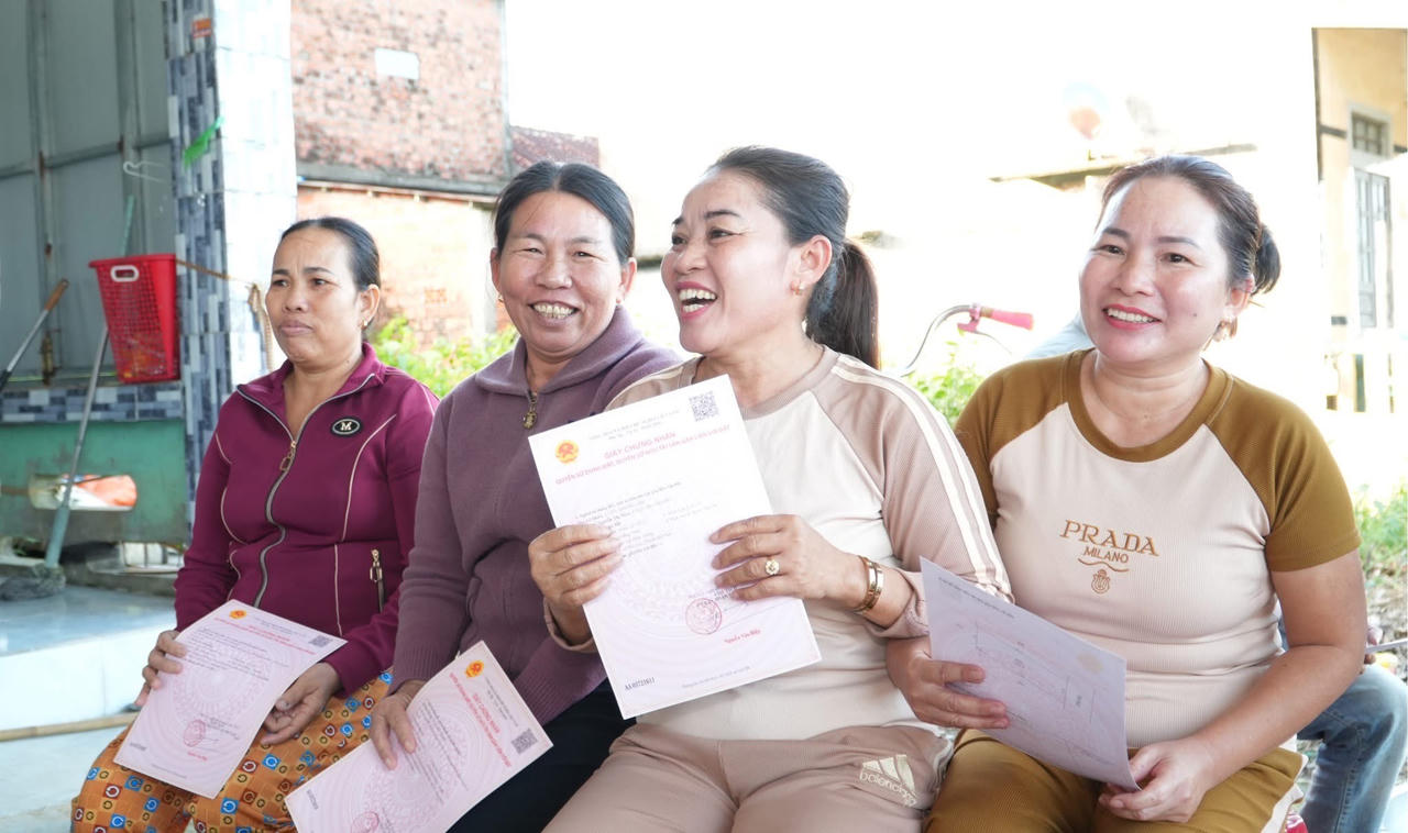 Niềm vui của người dân khi được nhận GCNQSDĐ.